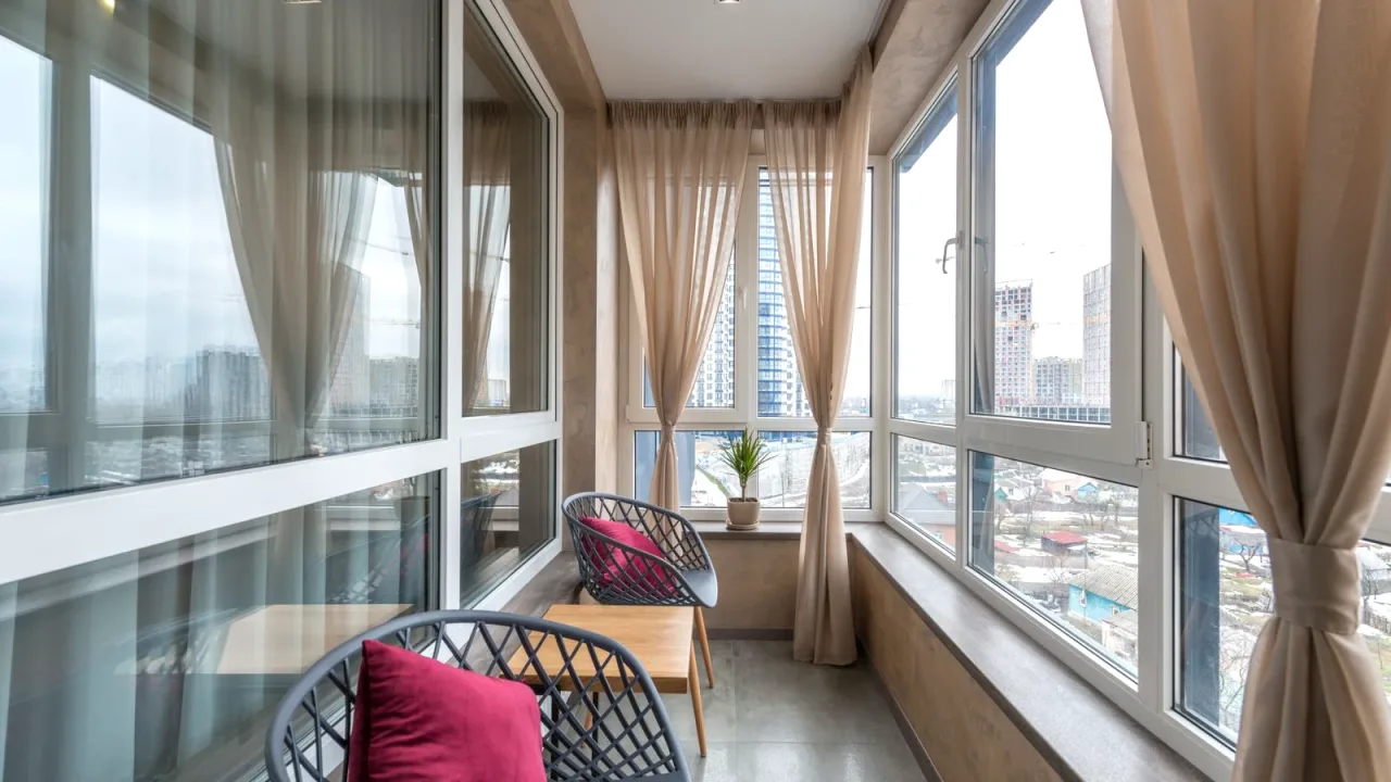Camekânla kapatılmış oturma köşeli balkon